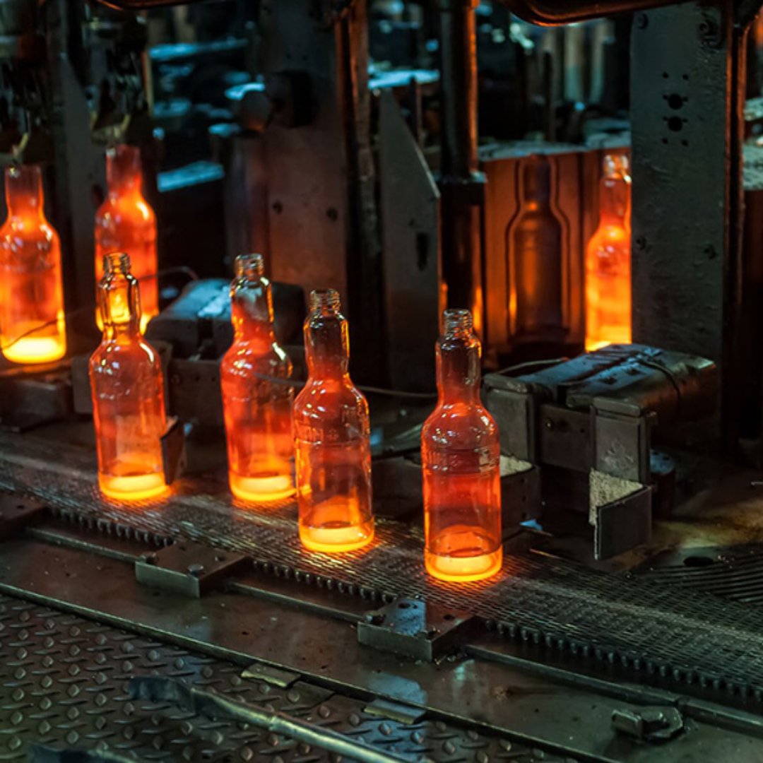 Cam üretim tesisinde sıcak hat ekipmanları